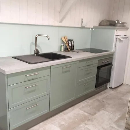 Petit Au Milieu De La Verdure